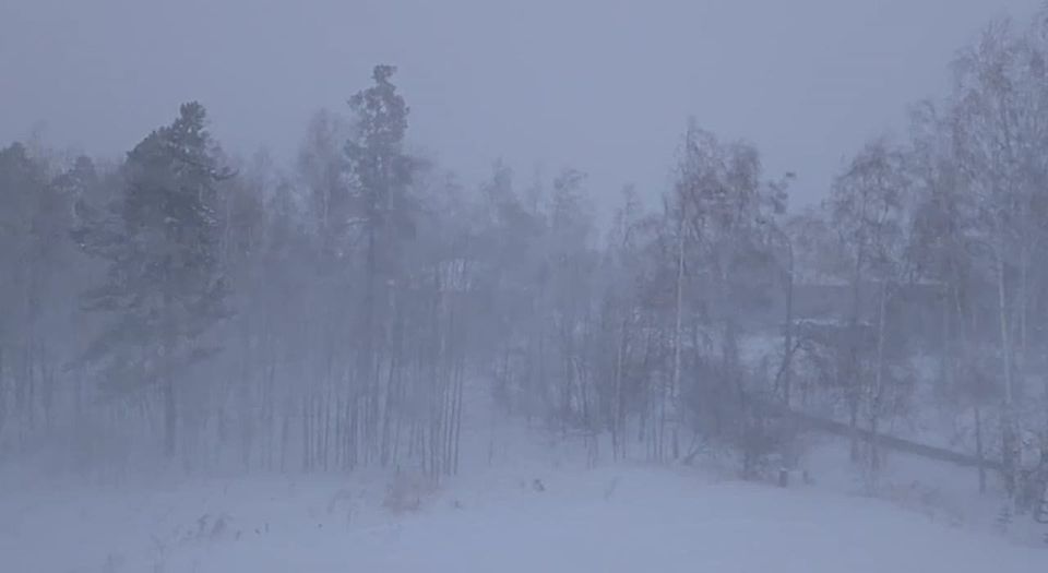 Самолёт, следовавший из Иркутска, не смог приземлиться в аэропорту Братска из-за непогоды
