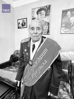 Ветеран ВОВ, гвардии полковник Василий Дыгай скончался в возрасте 106 лет, сообщил губернатор Иркутской области Игорь Кобзев