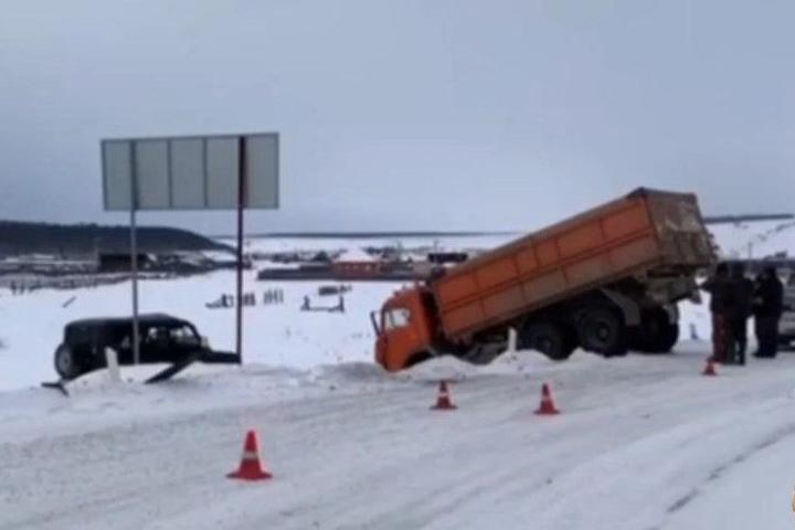 В Боханском районе водитель внедорожника погиб из-за столкновения с КамАЗом