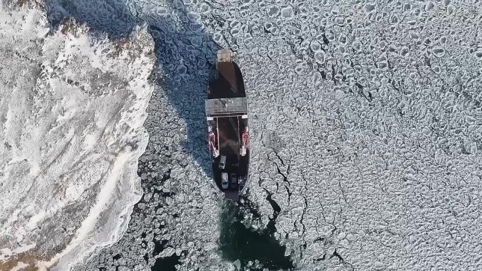 Вот не можем мы удержаться и не поделиться с вами последним на сегодня видео с Байкалом, а конкретно с паромной переправой на остров Ольхон