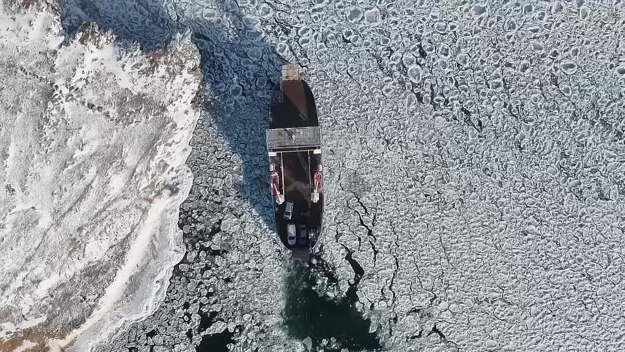 Вот не можем мы удержаться и не поделиться с вами последним на сегодня видео с Байкалом, а конкретно с паромной переправой на остров Ольхон