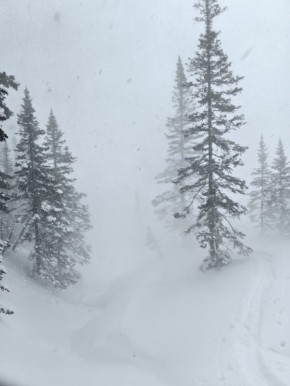 На Мамае сегодня снежно. Напомним, сегодня днём по области ожидаются порывы сильного западного и северо-западного ветра 15-17 м/с, снег, метели
