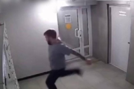 В Иркутске в подъезде дома неизвестный оторвал батарею, из-за чего затопило лифт