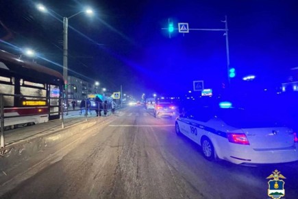 В сети появились жуткие кадры – пешеходы переходят дорогу, как вдруг на «зебру» вылетает машина