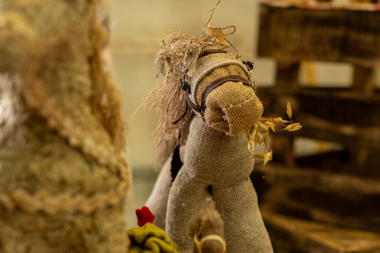 А вы знали, что лошадки бывают из меха, керамики, металла, обожжённого дерева, соломы и бересты, джута и рогоза? Их можно увидеть на выставке «Наш конек», которая открылась в Ремесленном подворье Иркутского областного дома...