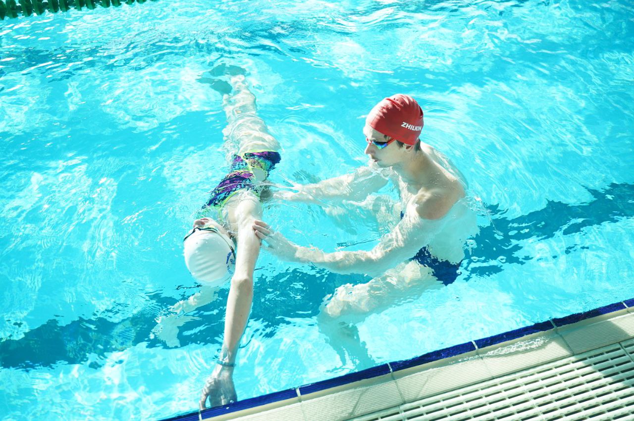 В Иркутске в водноспортивном комплексе «Солнечный» 9 декабря состоялся мастер-класс по плаванию Заслуженного мастера спорта России, двукратного чемпиона Европы, многократного чемпиона России Андрея Жилкина для юных... В Иркутске в водноспортивном комплексе «Солнечный» 9 декабря состоялся мастер-класс по плаванию Заслуженного мастера спорта России, двукратного чемпиона Европы, многократного чемпиона России Андрея Жилкина для юных...