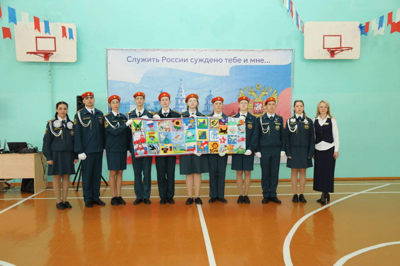 Иркутская школа № 10 получила «Полотно мира» от ЛНР