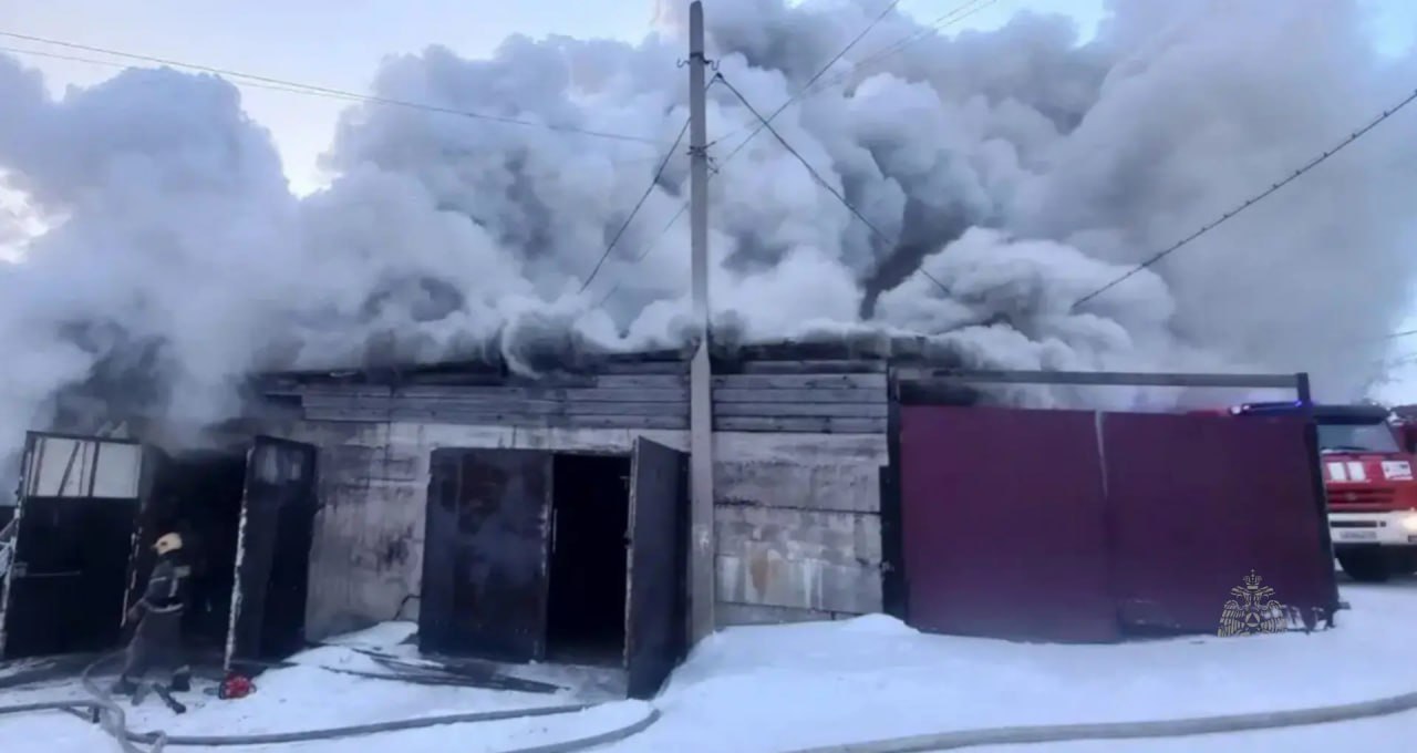 В Иркутском округе ликвидировали пожар в гараже