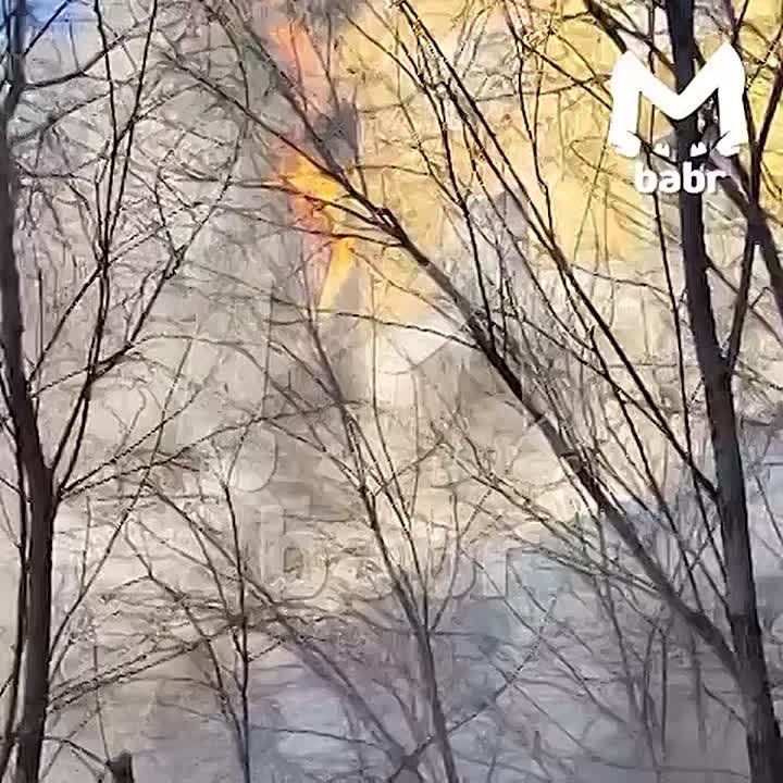 Огонь полностью охватил торговый центр "Баянгол" в Улан-Удэ