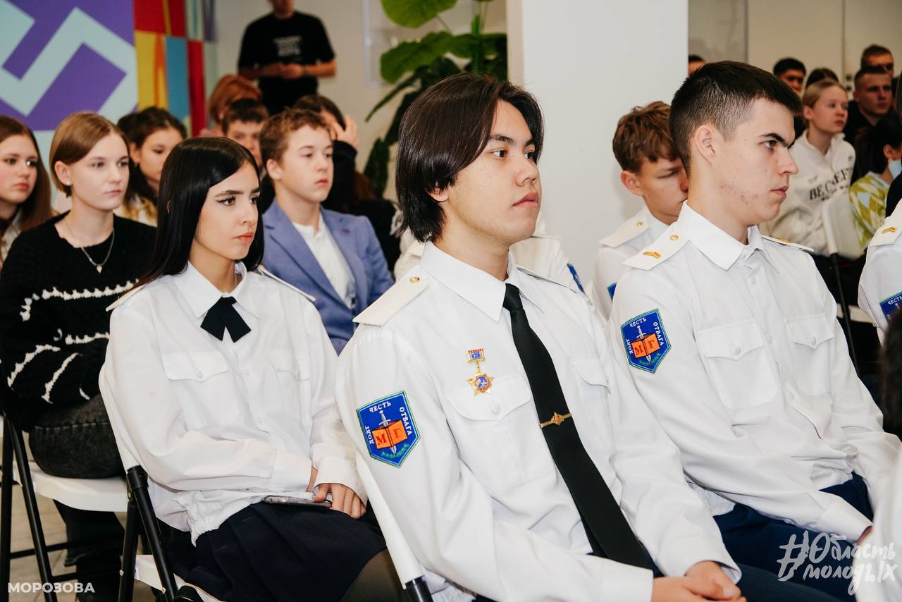 В Иркутске ко Дню Героев Отечества прошел открытый диалог молодежи с участником СВО В Иркутске ко Дню Героев Отечества прошел открытый диалог молодежи с участником СВО