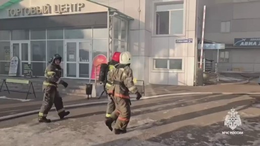 Огонь охватил порядка 1000 квадратов на пожаре в торговом центре Улан-Удэ