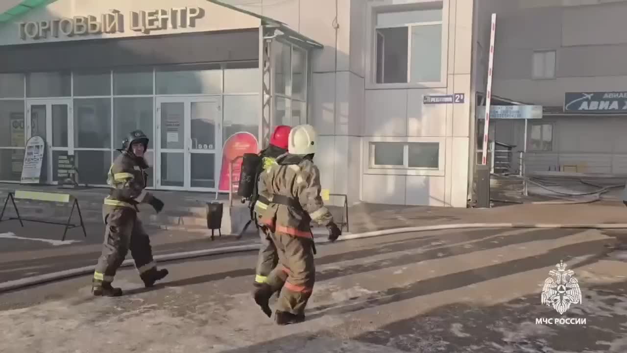 Огонь охватил порядка 1000 квадратов на пожаре в торговом центре Улан-Удэ