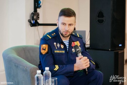 В Иркутске ко Дню Героев Отечества прошел открытый диалог молодежи с участником СВО