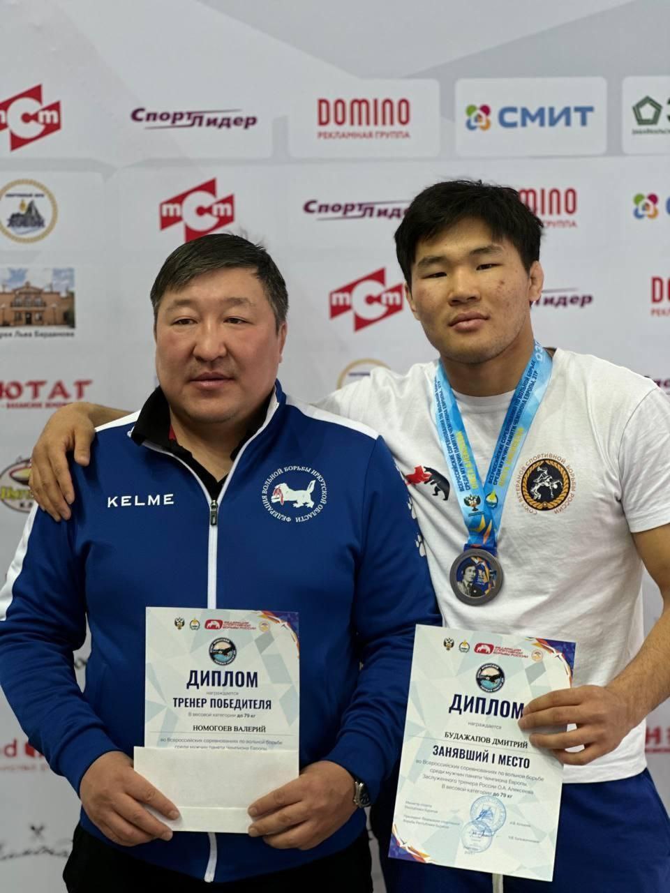 Спортсмены Приангарья выиграли пять медалей на всероссийских соревнованиях по вольной борьбе среди мужчин памяти чемпиона Европы, Заслуженного тренера России Олега Алексеева, которые 5-6 декабря проходили в Улан-Удэ Спортсмены Приангарья выиграли пять медалей на всероссийских соревнованиях по вольной борьбе среди мужчин памяти чемпиона Европы, Заслуженного тренера России Олега Алексеева, которые 5-6 декабря проходили в Улан-Удэ