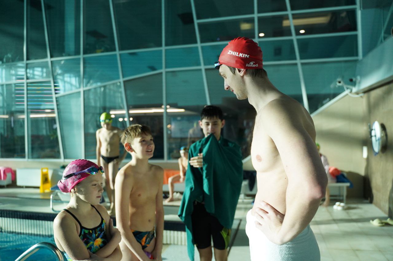 В Иркутске в водноспортивном комплексе «Солнечный» 9 декабря состоялся мастер-класс по плаванию Заслуженного мастера спорта России, двукратного чемпиона Европы, многократного чемпиона России Андрея Жилкина для юных... В Иркутске в водноспортивном комплексе «Солнечный» 9 декабря состоялся мастер-класс по плаванию Заслуженного мастера спорта России, двукратного чемпиона Европы, многократного чемпиона России Андрея Жилкина для юных...