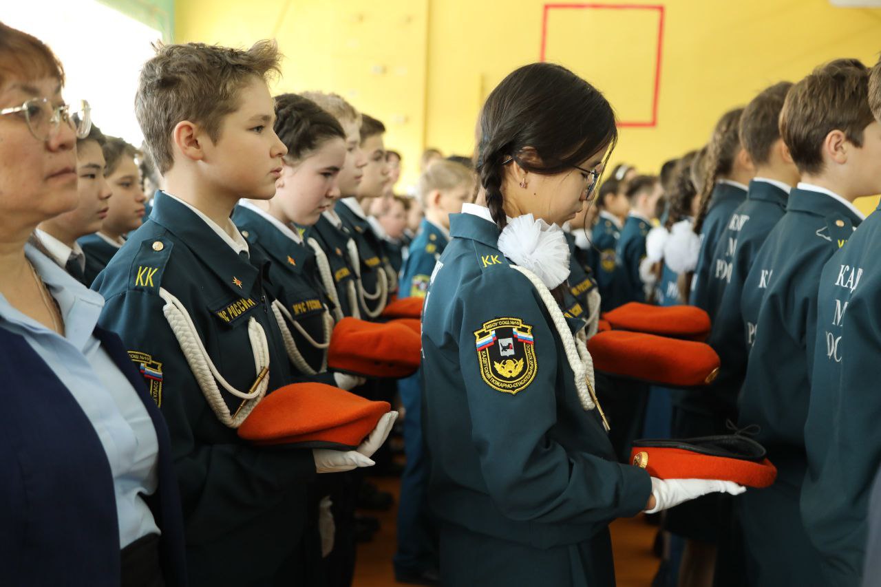 Иркутская школа № 10 получила «Полотно мира» от ЛНР Иркутская школа № 10 получила «Полотно мира» от ЛНР