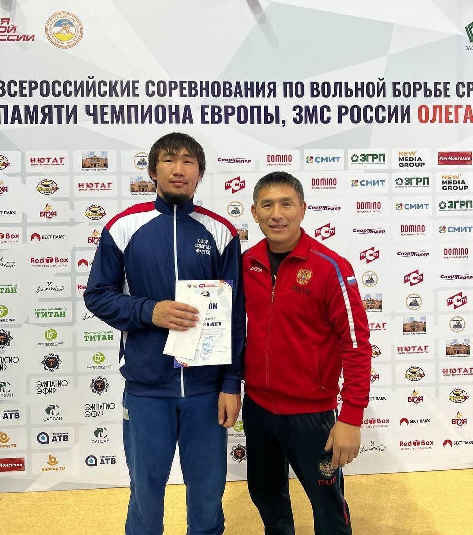 Спортсмены Приангарья выиграли пять медалей на всероссийских соревнованиях по вольной борьбе среди мужчин памяти чемпиона Европы, Заслуженного тренера России Олега Алексеева, которые 5-6 декабря проходили в Улан-Удэ Спортсмены Приангарья выиграли пять медалей на всероссийских соревнованиях по вольной борьбе среди мужчин памяти чемпиона Европы, Заслуженного тренера России Олега Алексеева, которые 5-6 декабря проходили в Улан-Удэ