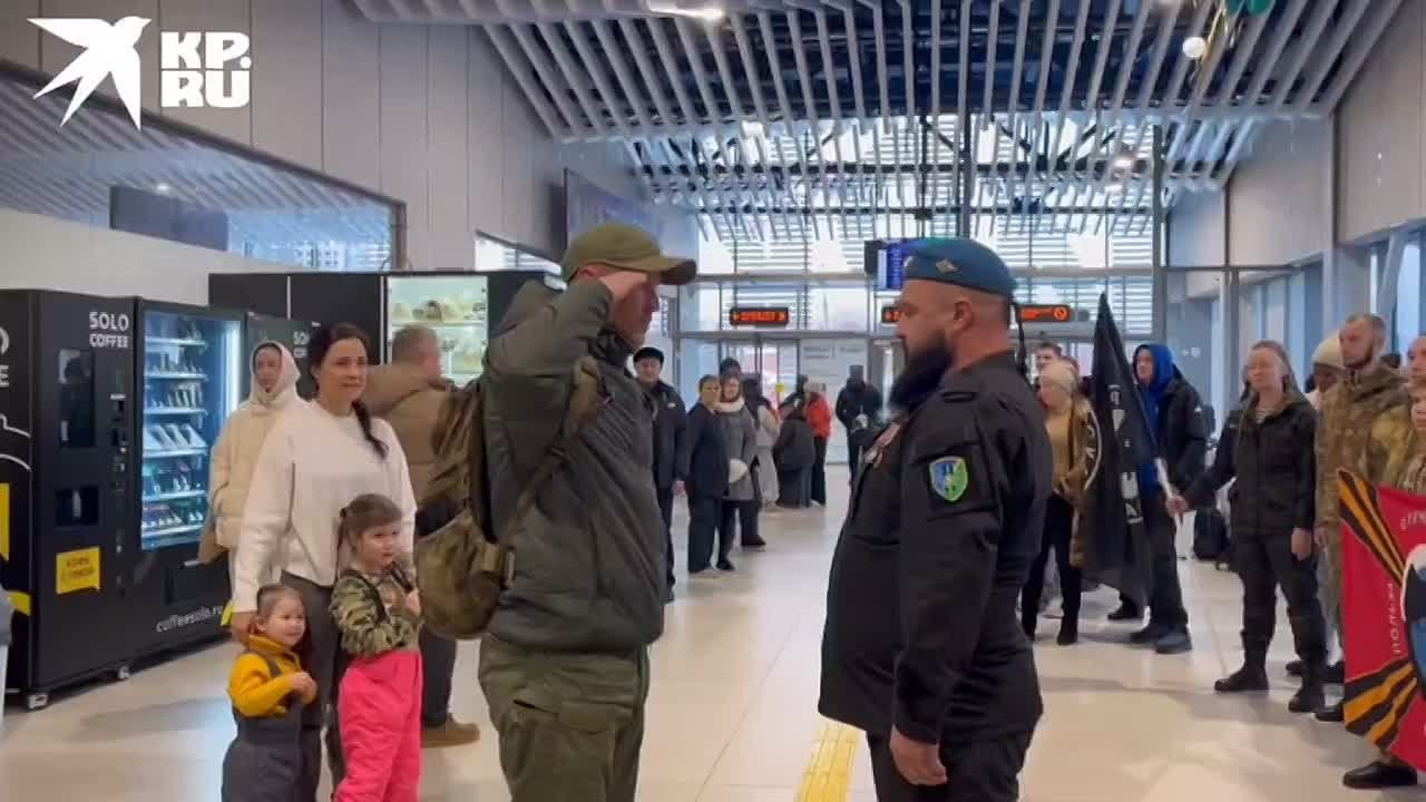 В аэропорту Иркутска сегодня встречали бойца СВО, который освобождал город Суджа в Курской области после операции «Поток»