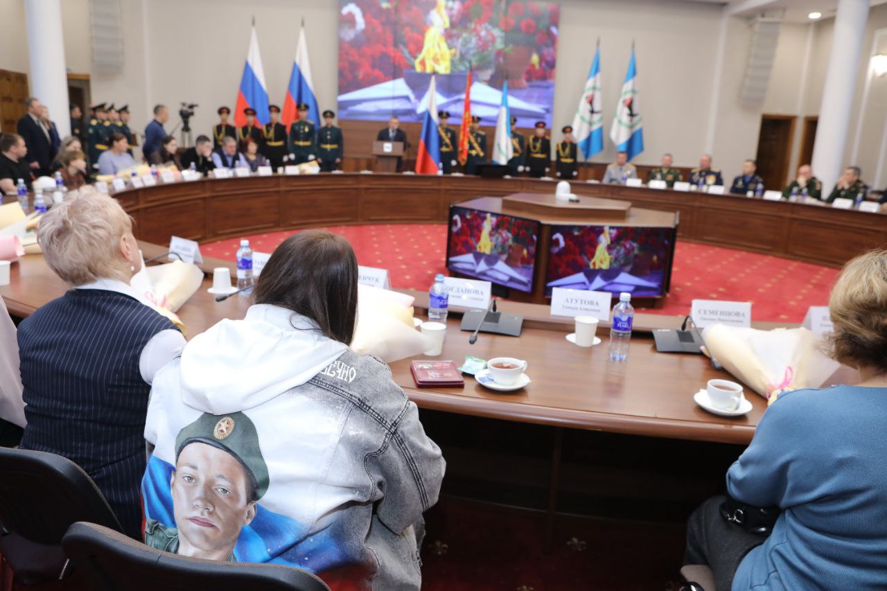 Губернатор передал орден «За заслуги перед Отечеством» IV степени с мечами» и ордена Мужества родственникам погибших военнослужащих Губернатор передал орден «За заслуги перед Отечеством» IV степени с мечами» и ордена Мужества родственникам погибших военнослужащих