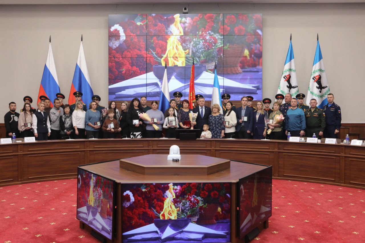 Губернатор передал орден «За заслуги перед Отечеством» IV степени с мечами» и ордена Мужества родственникам погибших военнослужащих Губернатор передал орден «За заслуги перед Отечеством» IV степени с мечами» и ордена Мужества родственникам погибших военнослужащих