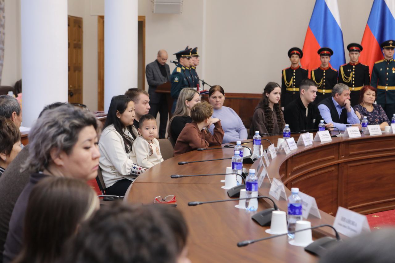 Губернатор передал орден «За заслуги перед Отечеством» IV степени с мечами» и ордена Мужества родственникам погибших военнослужащих Губернатор передал орден «За заслуги перед Отечеством» IV степени с мечами» и ордена Мужества родственникам погибших военнослужащих