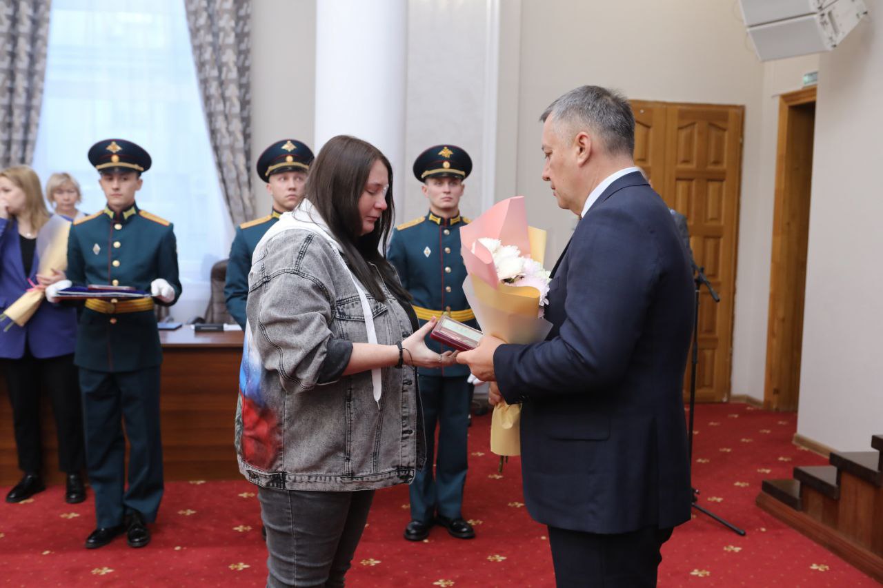 Губернатор передал орден «За заслуги перед Отечеством» IV степени с мечами» и ордена Мужества родственникам погибших военнослужащих Губернатор передал орден «За заслуги перед Отечеством» IV степени с мечами» и ордена Мужества родственникам погибших военнослужащих