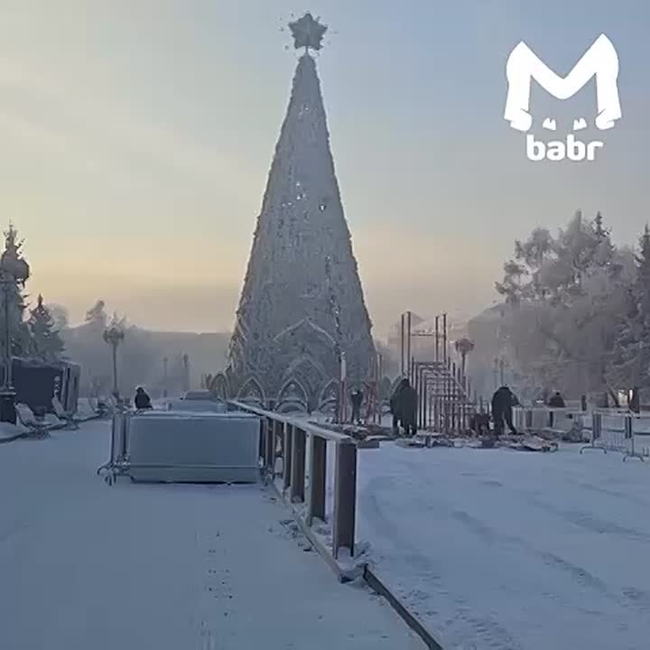Пока иркутяне плавают в… сами знаете чем на Карла Либкнехта, Трилиссера и Лыткина, мэрия рассказывает про праздничную горку на Кирова