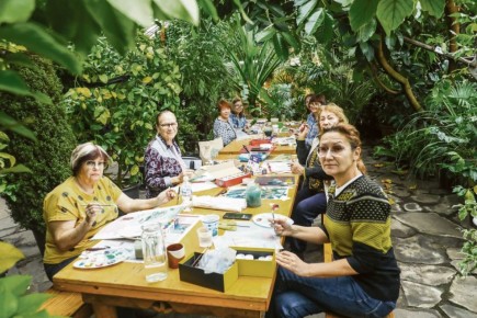 Иркутянки «серебряного» возраста не дают себе скучать на пенсии, рисуя картины