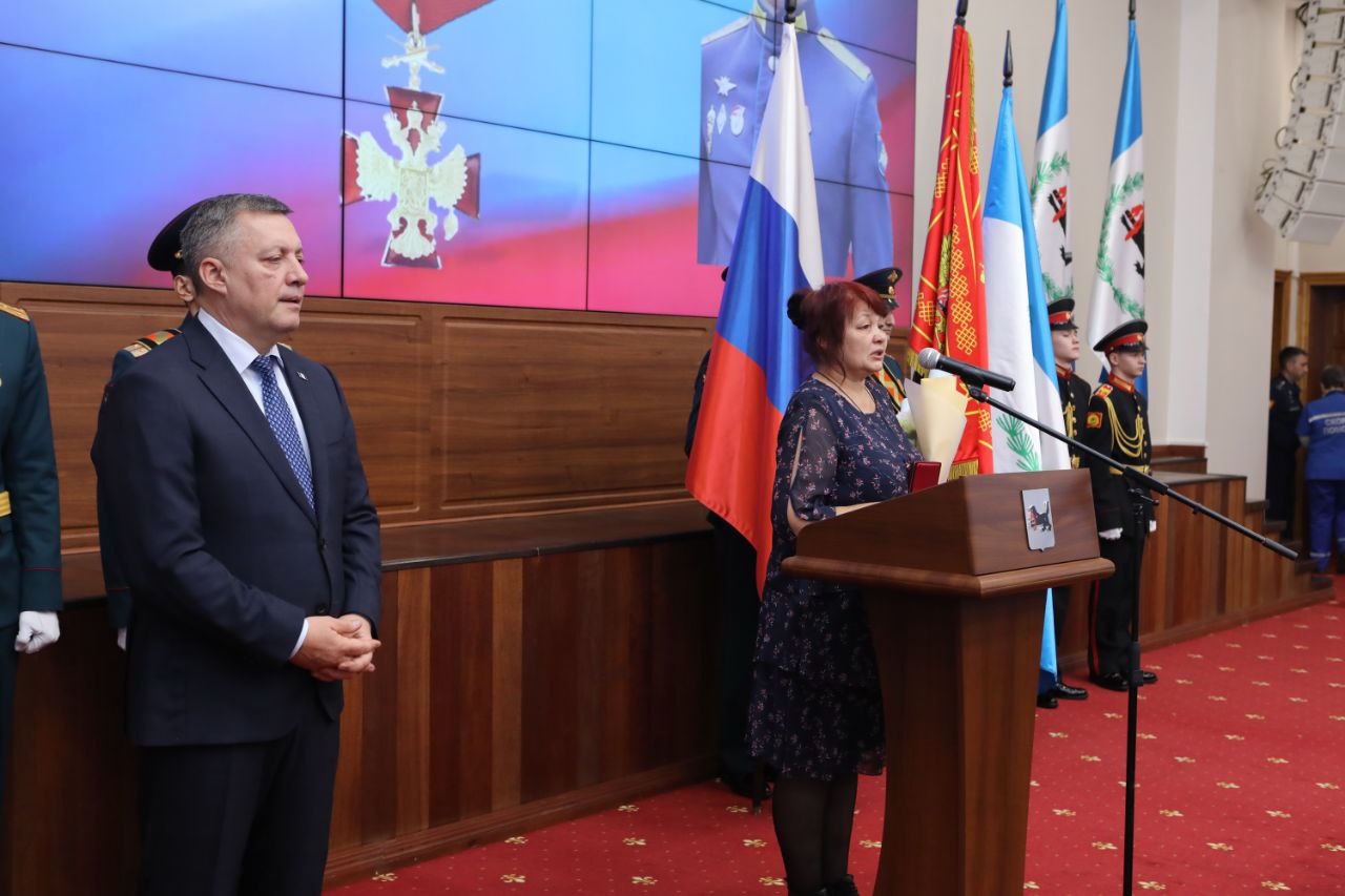 Губернатор передал орден «За заслуги перед Отечеством» IV степени с мечами» и ордена Мужества родственникам погибших военнослужащих Губернатор передал орден «За заслуги перед Отечеством» IV степени с мечами» и ордена Мужества родственникам погибших военнослужащих