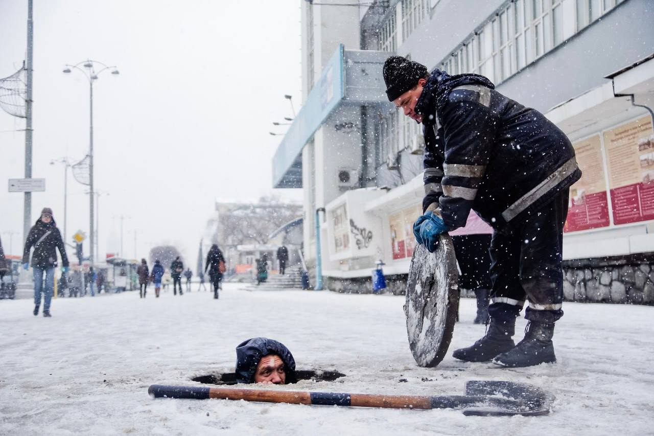 На улице Триллисера в Иркутске утром 11 декабря произошла коммунальная авария