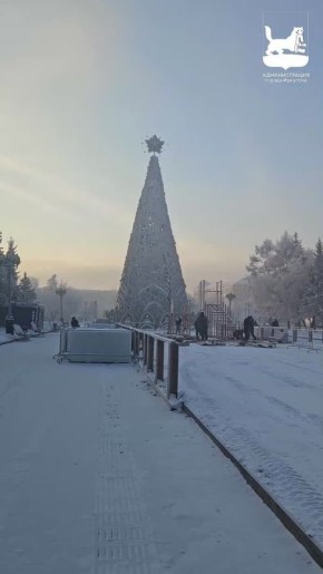 Праздник к нам приходит. В сквере имени Кирова начали устанавливать горку Видео: пресс-служба администрации Иркутска