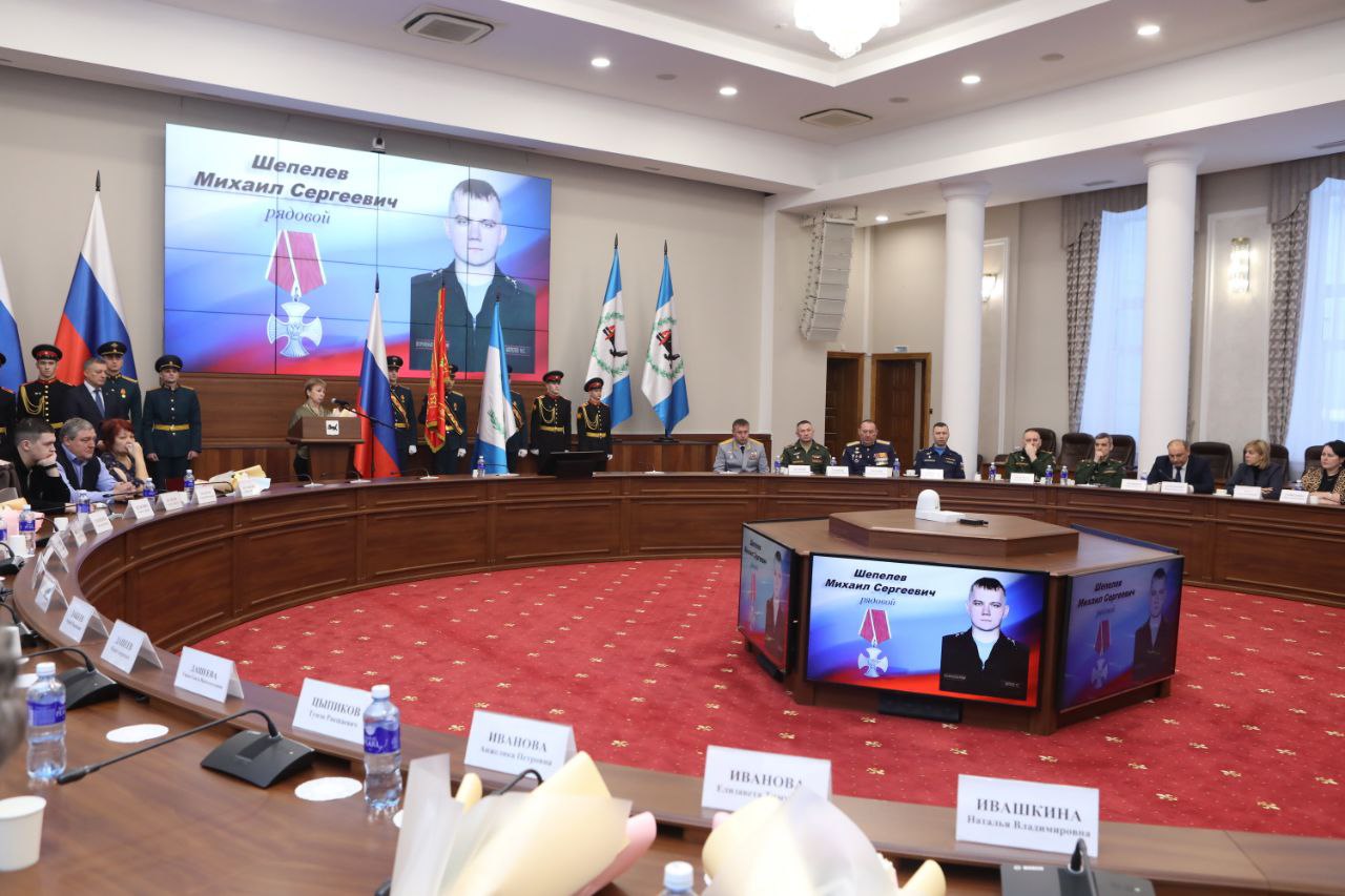 Губернатор передал орден «За заслуги перед Отечеством» IV степени с мечами» и ордена Мужества родственникам погибших военнослужащих Губернатор передал орден «За заслуги перед Отечеством» IV степени с мечами» и ордена Мужества родственникам погибших военнослужащих