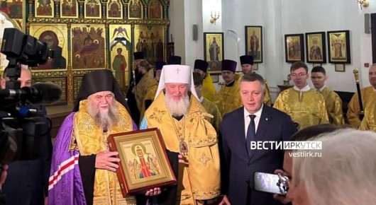 Губернатор Иркутской области Игорь Кобзев подарил Епископу Братскому Константину икону Святого Тихона