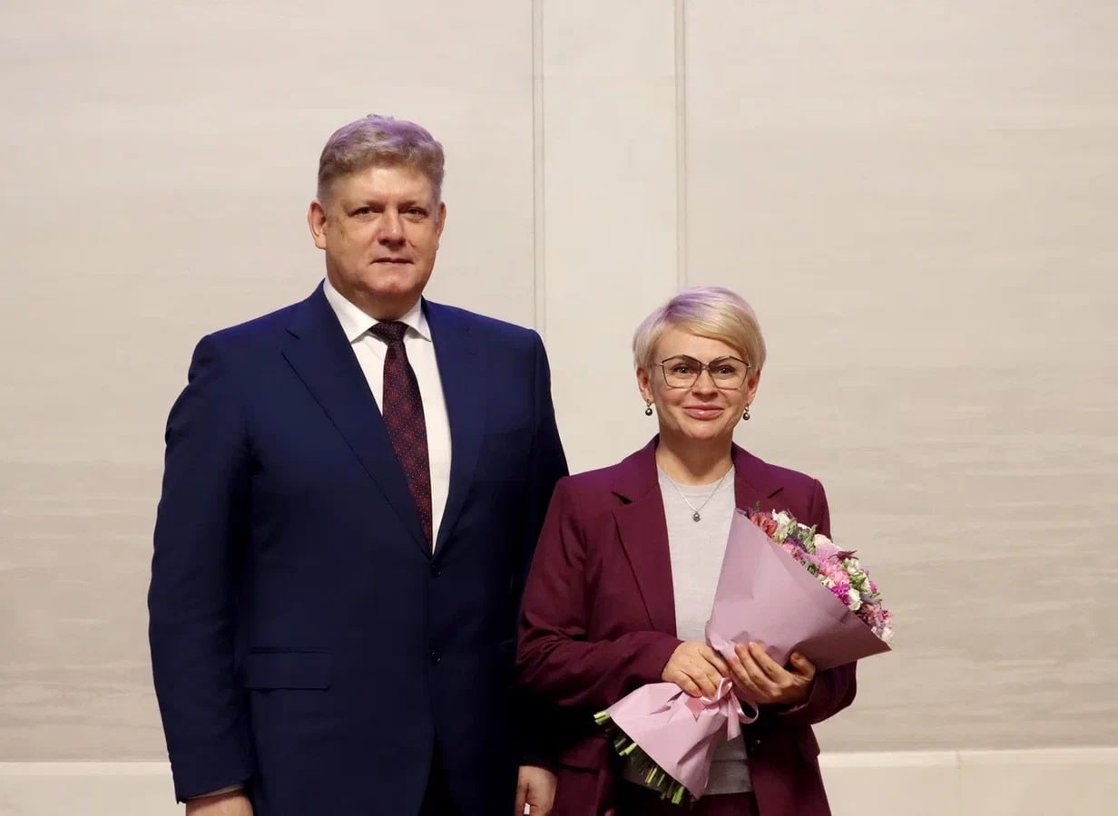 В День Конституции полномочный представитель Анатолий Серышев вручил государственные награды жителям Новосибирской области В День Конституции полномочный представитель Анатолий Серышев вручил государственные награды жителям Новосибирской области