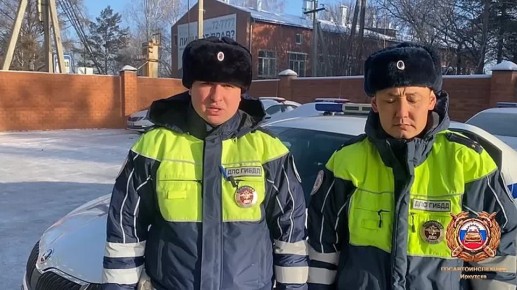 Инспекторы ГИБДД помогли замерзающему мужчине на остановке в Иркутске