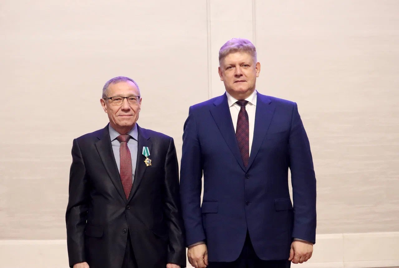 В День Конституции полномочный представитель Анатолий Серышев вручил государственные награды жителям Новосибирской области В День Конституции полномочный представитель Анатолий Серышев вручил государственные награды жителям Новосибирской области