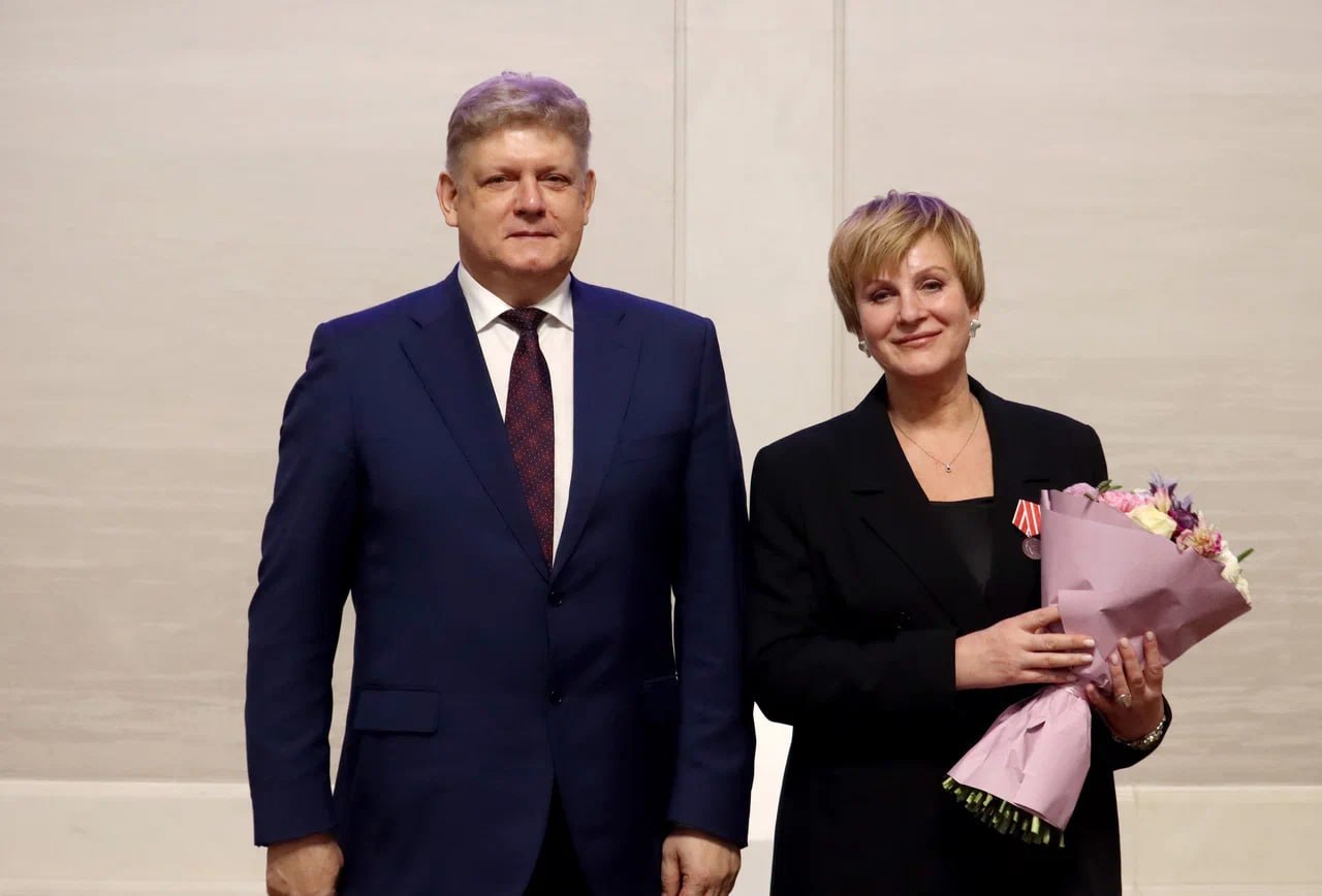 В День Конституции полномочный представитель Анатолий Серышев вручил государственные награды жителям Новосибирской области В День Конституции полномочный представитель Анатолий Серышев вручил государственные награды жителям Новосибирской области