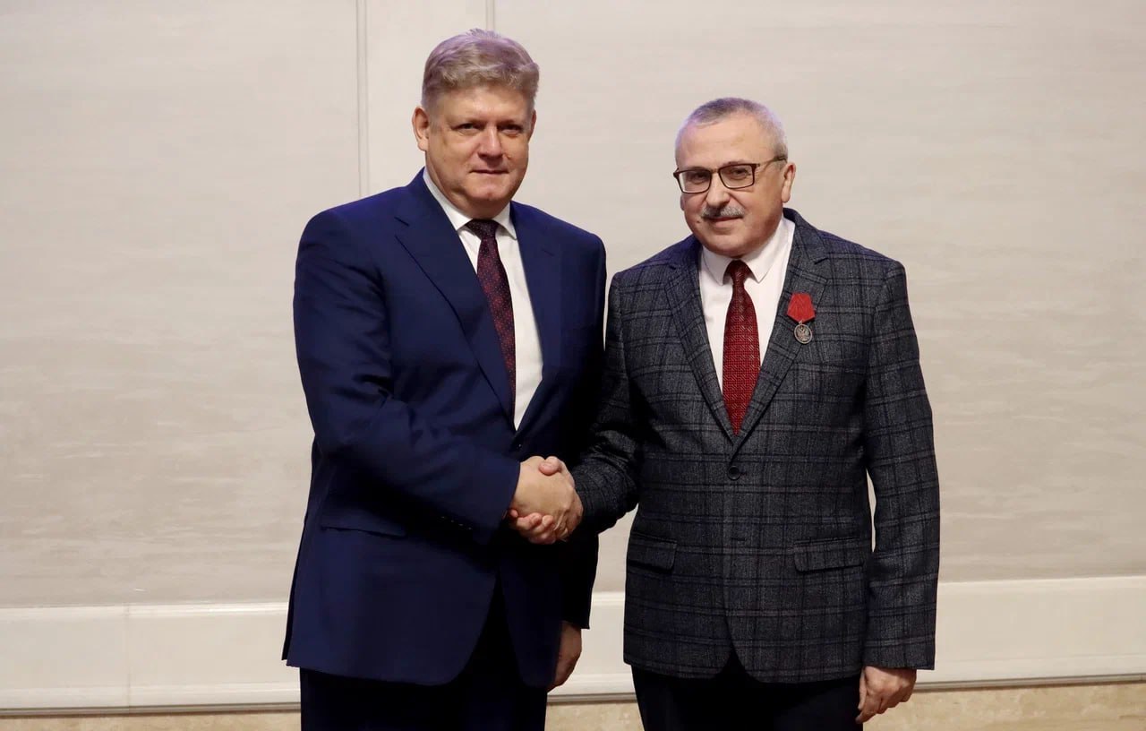 В День Конституции полномочный представитель Анатолий Серышев вручил государственные награды жителям Новосибирской области В День Конституции полномочный представитель Анатолий Серышев вручил государственные награды жителям Новосибирской области