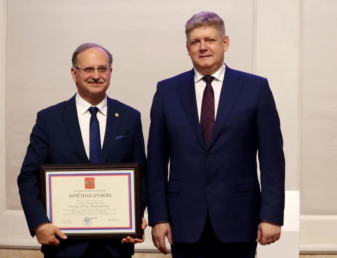 В День Конституции полномочный представитель Анатолий Серышев вручил государственные награды жителям Новосибирской области В День Конституции полномочный представитель Анатолий Серышев вручил государственные награды жителям Новосибирской области