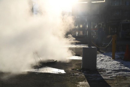 Прорыв канализации на улице Партизанской в Иркутске произошел поздним вечером 11 декабря