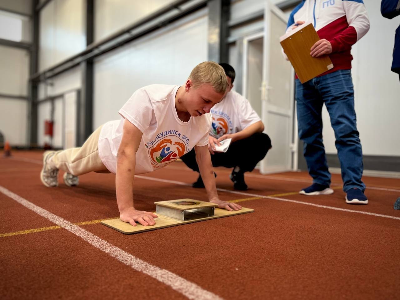 Более 400 школьникам Тулуна торжественно вручили знаки отличия ГТО Более 400 школьникам Тулуна торжественно вручили знаки отличия ГТО