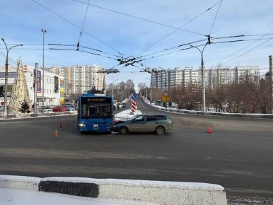 В Иркутске госавтоинспекторы разбираются в обстоятельствах ДТП с участием троллейбуса