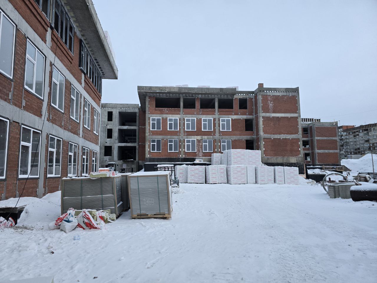 В строящейся школе Братска ведутся работы по закрытию теплового контура В строящейся школе Братска ведутся работы по закрытию теплового контура