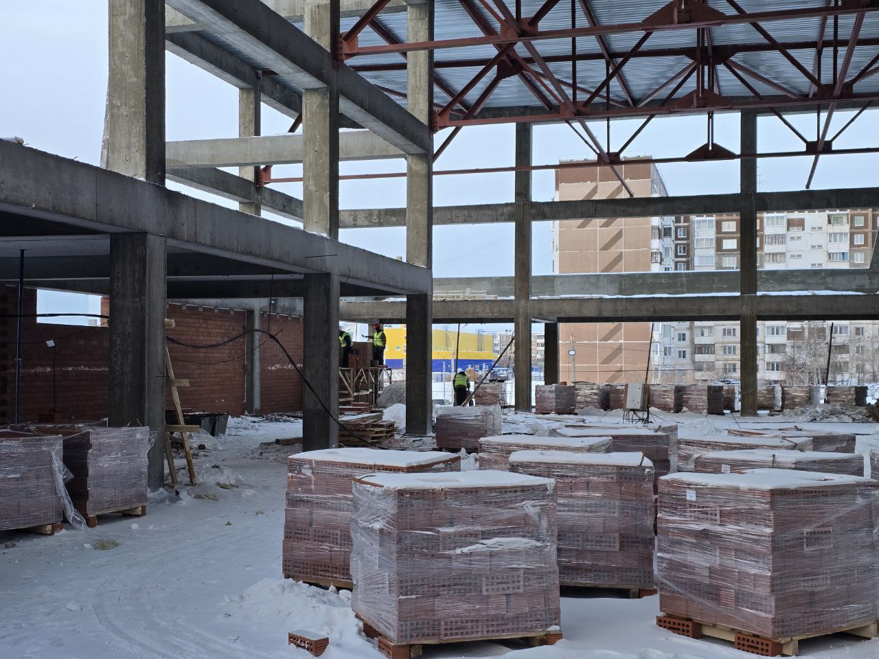 В строящейся школе Братска ведутся работы по закрытию теплового контура В строящейся школе Братска ведутся работы по закрытию теплового контура