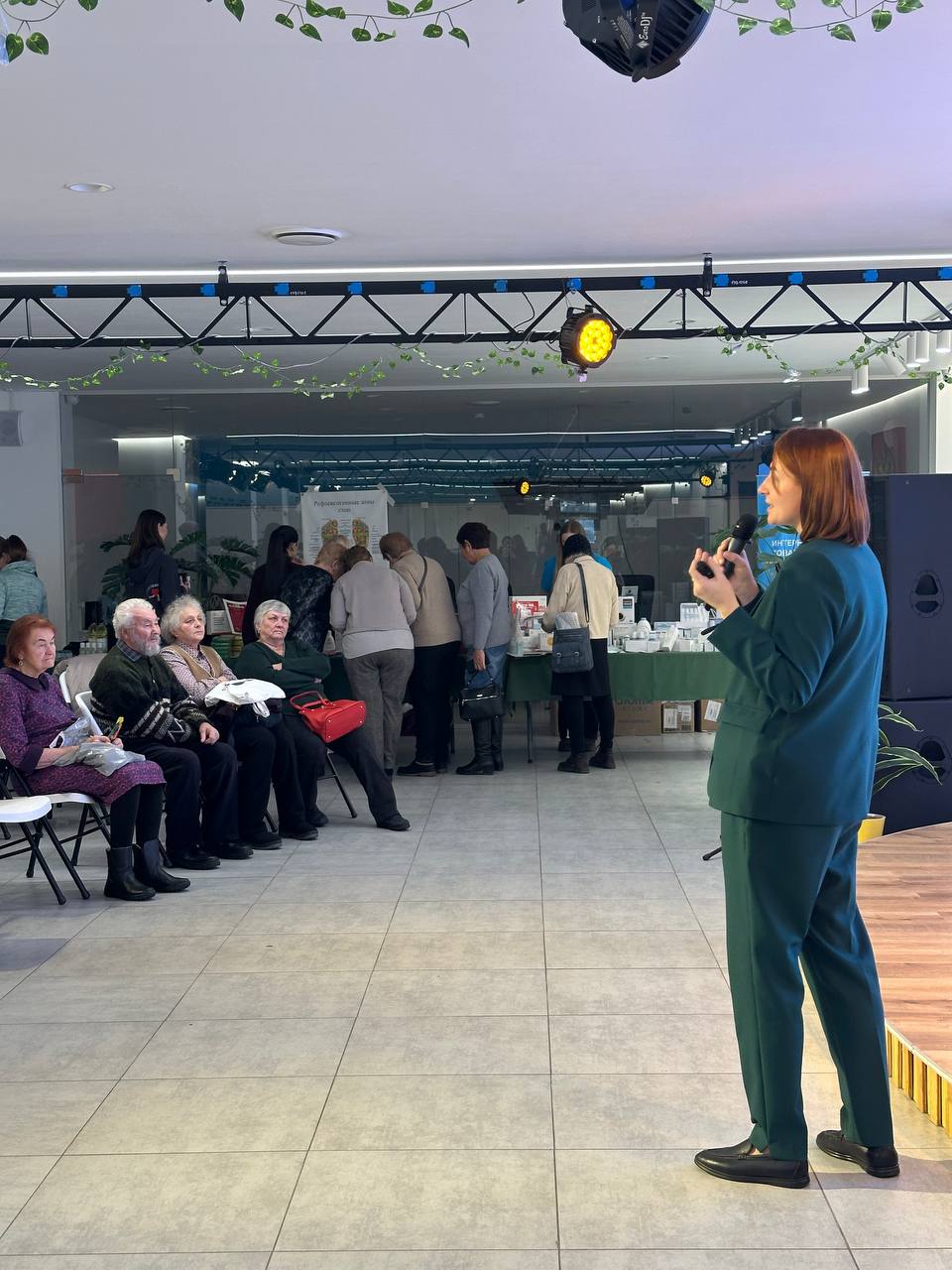 Звукотерапия, стояние на гвоздях, ладание, фитотерапия, арт-терапия - все это прямо сейчас можно побровать на фестивале «Магия здоровья» в Доме молодежи Звукотерапия, стояние на гвоздях, ладание, фитотерапия, арт-терапия - все это прямо сейчас можно побровать на фестивале «Магия здоровья» в Доме молодежи