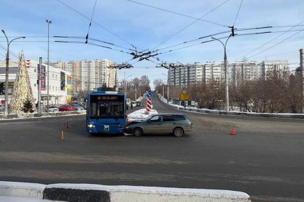 Авария с участием общественного транспорта произошла около 12 часов дня 13 декабря в Свердловском округе Иркутска