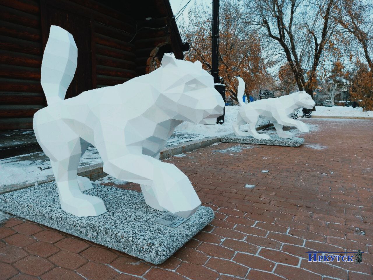 В сквере Кирова тоже обновление — пара бабров украшают вход офиса Информационно-туристской службы, где через пару недель разместят резиденцию Деда Мороза