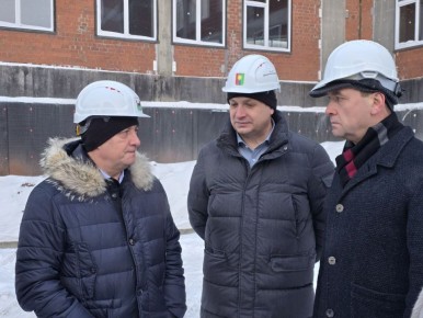 В строящейся школе Братска ведутся работы по закрытию теплового контура