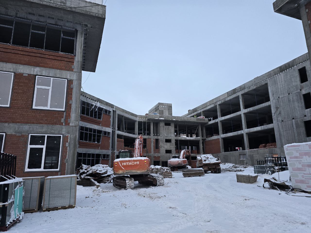 В строящейся школе Братска ведутся работы по закрытию теплового контура В строящейся школе Братска ведутся работы по закрытию теплового контура