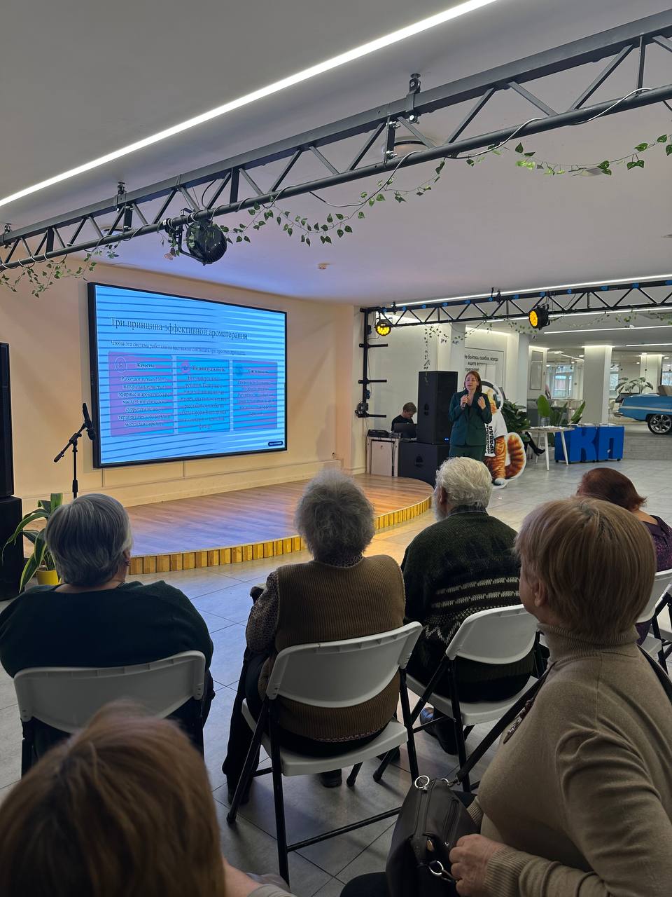 Звукотерапия, стояние на гвоздях, ладание, фитотерапия, арт-терапия - все это прямо сейчас можно побровать на фестивале «Магия здоровья» в Доме молодежи Звукотерапия, стояние на гвоздях, ладание, фитотерапия, арт-терапия - все это прямо сейчас можно побровать на фестивале «Магия здоровья» в Доме молодежи